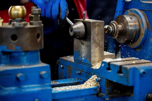 Lathe Machine Applications Across Manufacturing: From Automotive to Precision Engineering