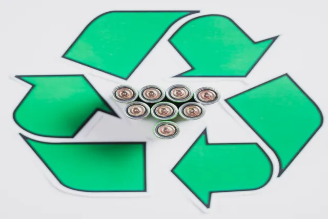 Second-Life Batteries vs. Recycling: How OEMs Are Managing End-of-Life EV Batteries