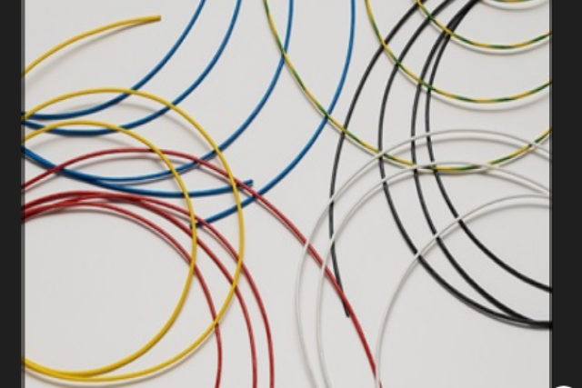 OKIは新しいロボット用ケーブル「ORP-SL105」を発表しました。このケーブルはスリムで柔軟性があり、105°Cまでの高温に耐えることができます。